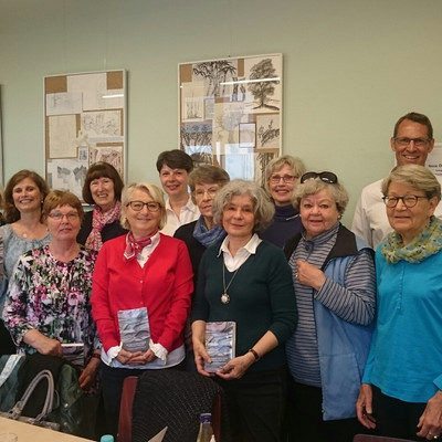 Gruppenbild der Teilnehmerinnen der vhs Schreibwerkstatt mit vhs Leiter Carsten Koehnen anlässlich der Vorstellung des dritten Sammelbands der Schreibwerkstatt inm Mai 2017