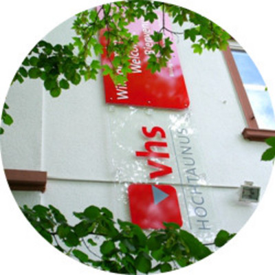 Logo der vhs Hochtaunus an der Geschäftsstelle in Oberursel