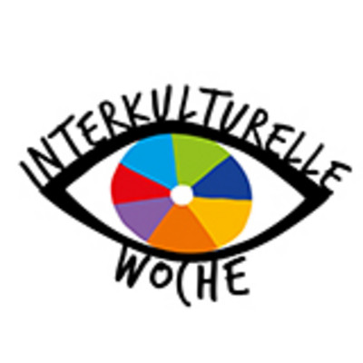 Logo Interkulturelle Woche (stilisiertes Auge mit bunter Iris und Schriftzug als Wimpern