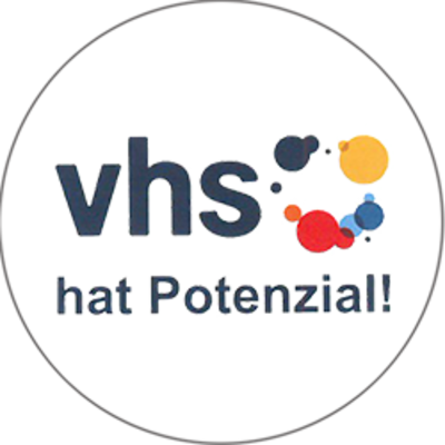 Logo des Deutschen Volkshochschul-Verbandes dvv mit Claim vhs hat Postenzial!
