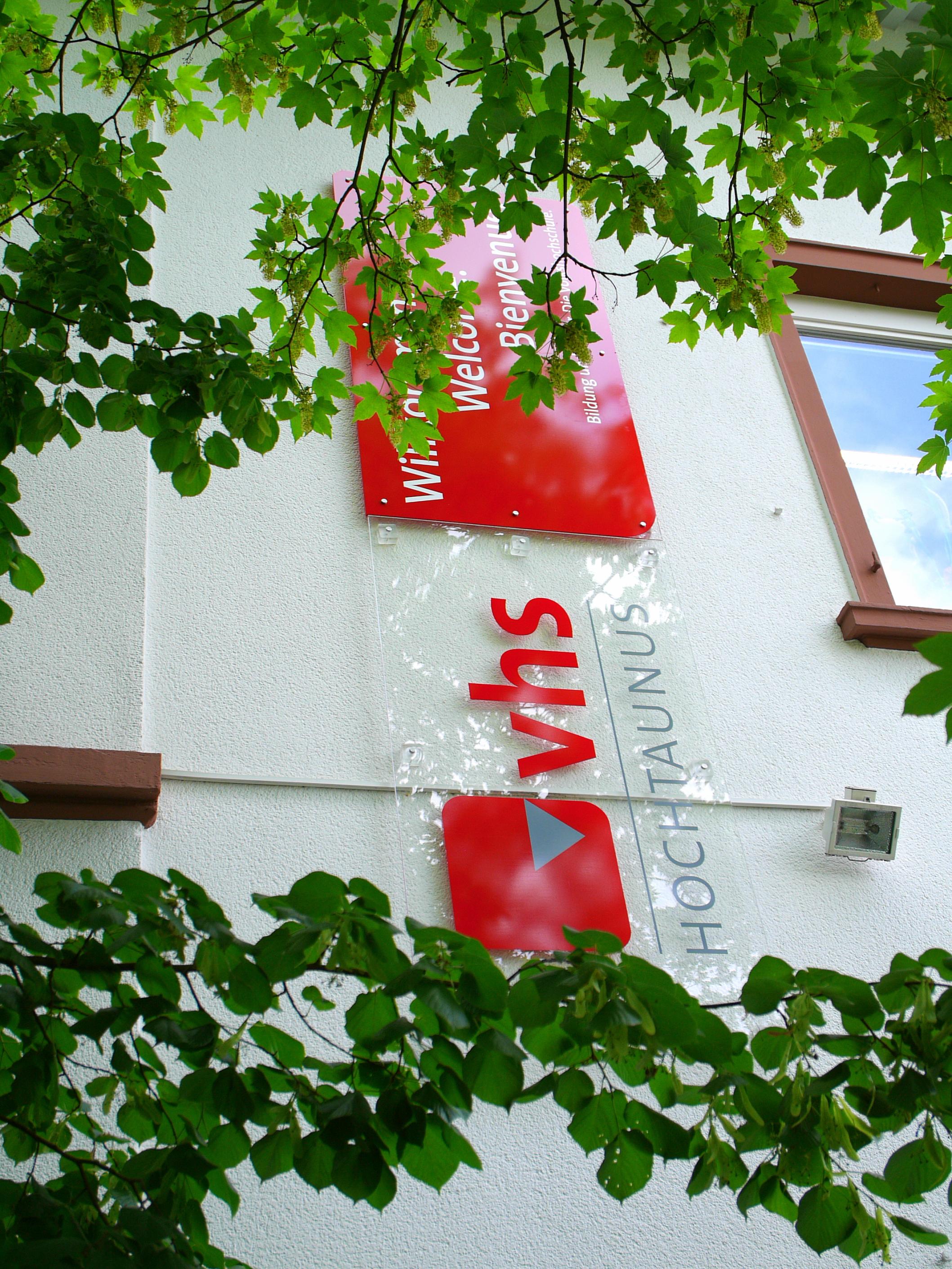 Willkommensschild mit Logo der vhs Hochtaunus