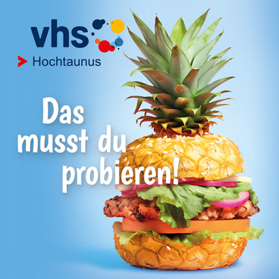 Auszug vom Titel der Programmhefte Frühling Sommer 2025 der vhs Hochtaunus. Motiv Ananas als Buger mit dem Semestermotto: "Das musst du probieren!"