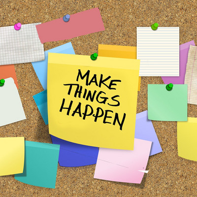 Pinwand mit bunten Notizzetteln in der Mitte eine gelbe Notiz mit der Aufschrift "MAKE THINGS HAPPEN"