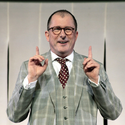 Szenenfoto mit Martin Lindow als Björn Diemel in der Komödie "Achtsam Morden" (Erstes Buch) in der Aufführung der Konzertdirektion Landgraf