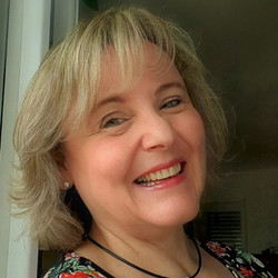 Porträtfoto der Dozentin Karin Hohenberger