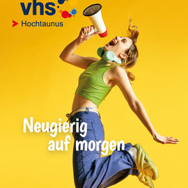 Titelmotiv des neuen Programmhefts der vhs Hochtaunus Frühjahrssemester 2026 (springende Frau mit Megafon vor gelbem Hintergrund, Motto: Neugierig auf morgen