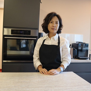 Foto der Dozentin Mijin Kim-Selber in einer Küche