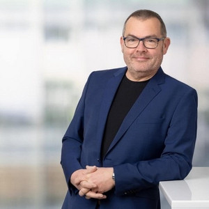 Porträtfoto des Dozenten Peter H. Schmitt