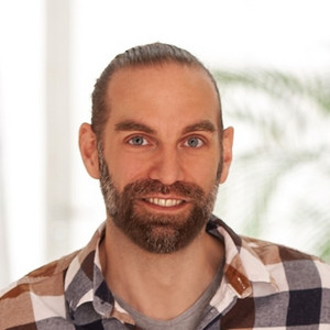 Porträtfoto des Dozenten Raphael Vosen