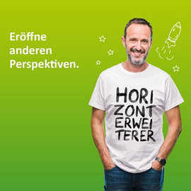 Lächelnder Mann vor grünem Hintergrund im weißen T-Shirt mit der Aufschrift "Horizonterweiterer". Links oben der Aufruf "Eröffne anderen Perspektiven."