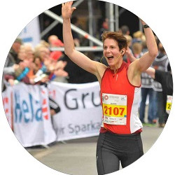 Porträtfoto der Dozentin Judith Schüler beim Marathonlauf